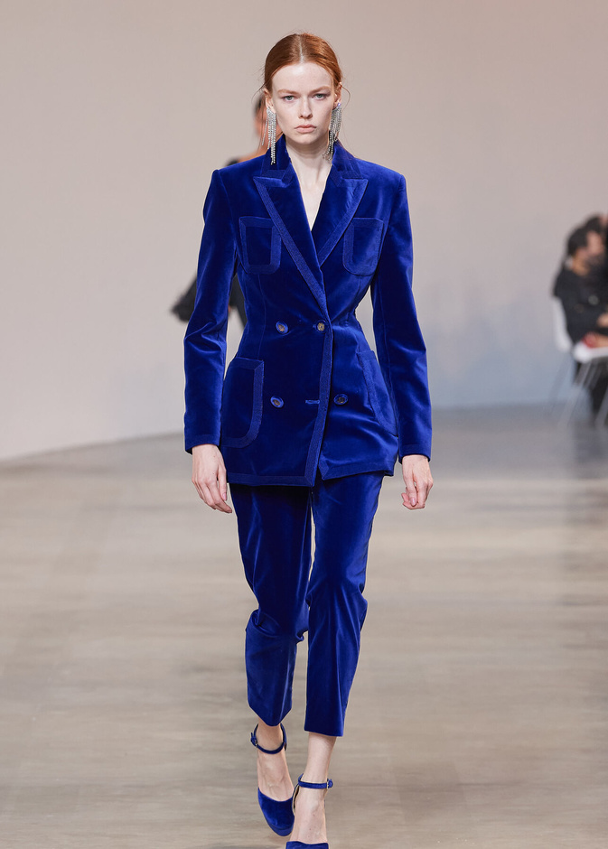 موضة البلايزر المخملية صيحة أساسية في خزانتك