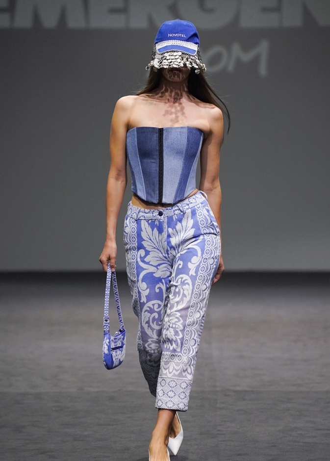 سترة واسعة من الدنيم، وسروال من الدنيم من Marques'Almeida