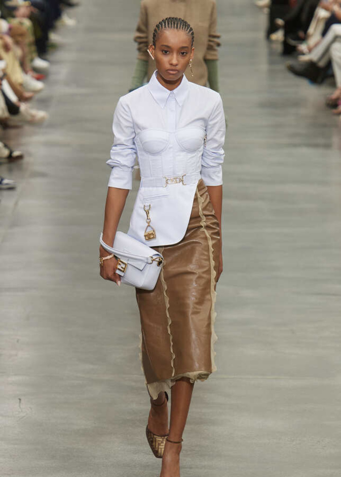 قميص أبيض لافت بتنسيق عصري مميّز من Fendi