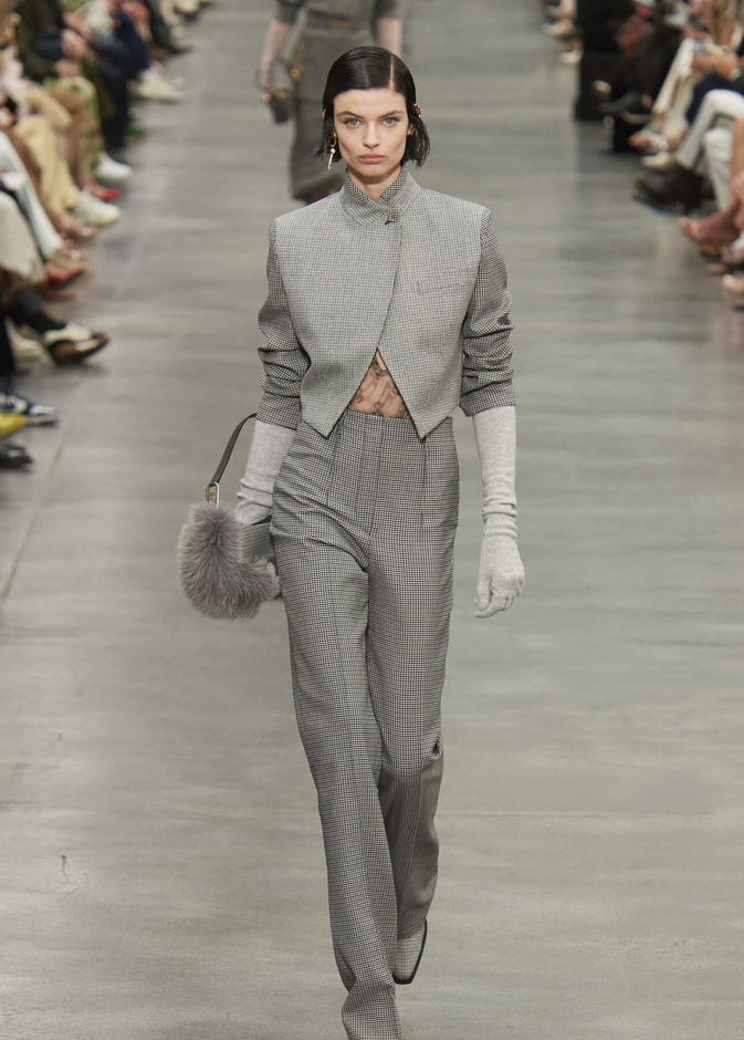 طرق تنسيق البدلات مع الجاكيت القصير لقصيرات القامة 