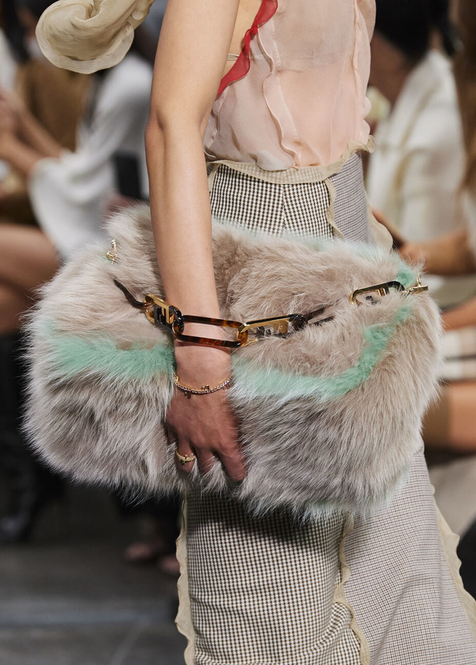 موديلات حقائب بأقمشة شتوية بأسلوب Fendi المميّز