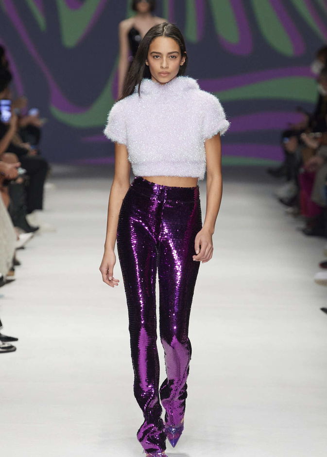 أفكار تنسيق صيحة البناطيل البراقة لسهرات خريف 2022