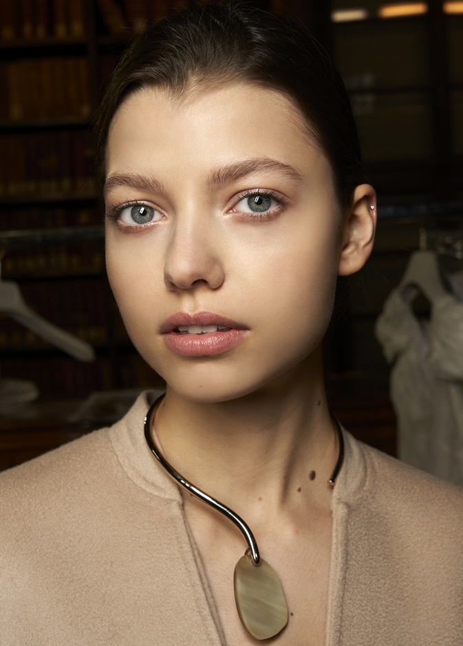 كيف نحافظ على جمال بشرتنا بطرق طبيعية في فصل الخريف؟