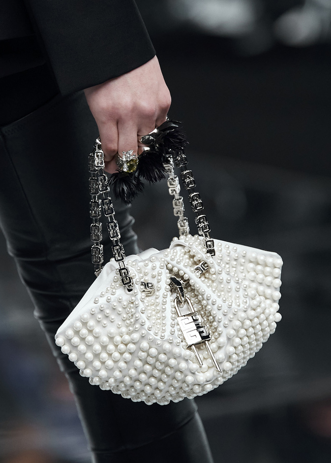 حقائب اللؤلؤ الأكثر رواجاً في شتاء 2023