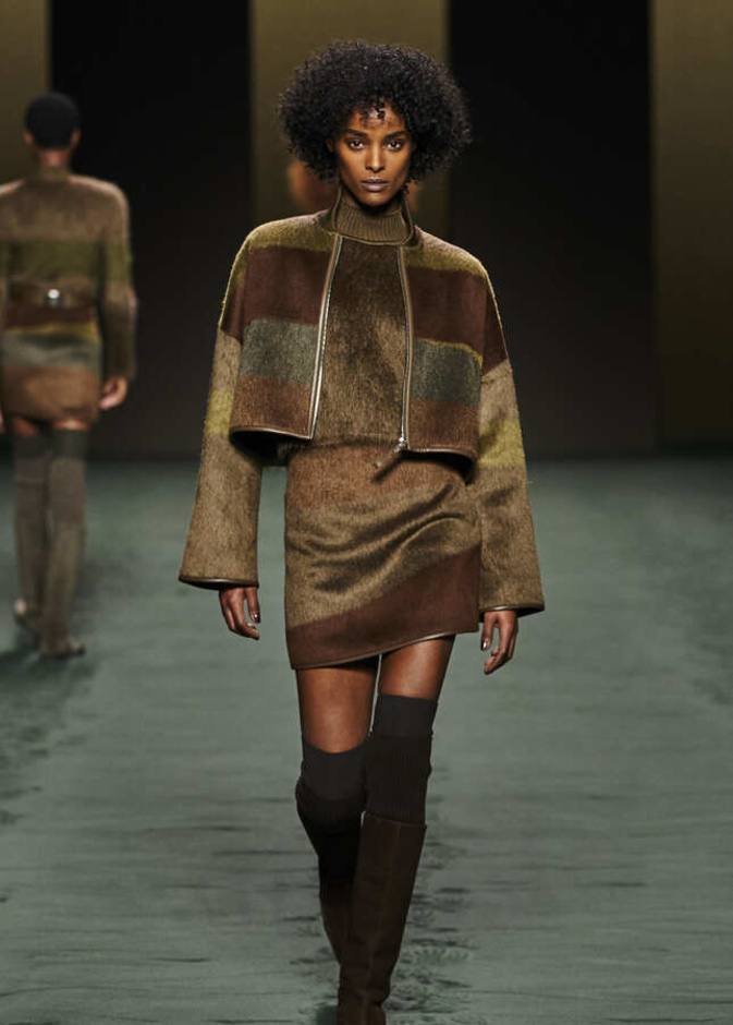 إطلالة مميّزة من Hermes تجمع تدرجات الألوان الترابية المميّزة 