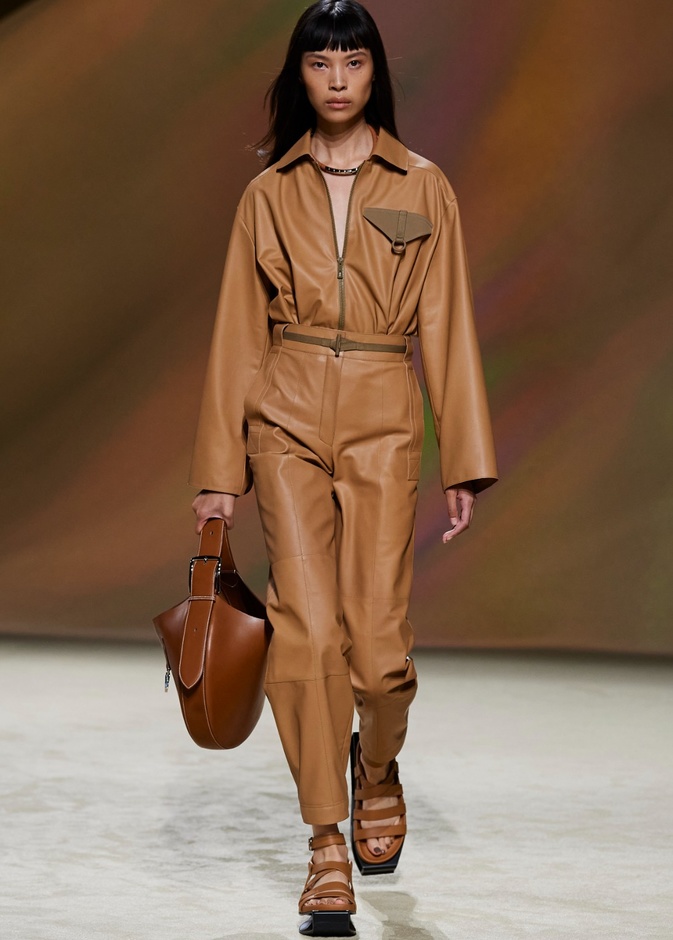 مجموعة Hermès لربيع 2023 تستحضر كثبان الصحراء في وسط باريس 