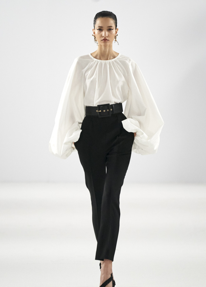 السروال ذات الخصر العالي أساسي في خزانة الخريف