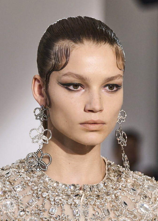 الخصل الأمامية المبعثرة على الجبين صيحة رائجة في شتاء 2022