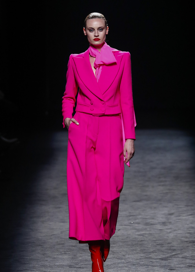 بدلات نسائية باللون الزهري لدعم مريضات سرطان الثدي