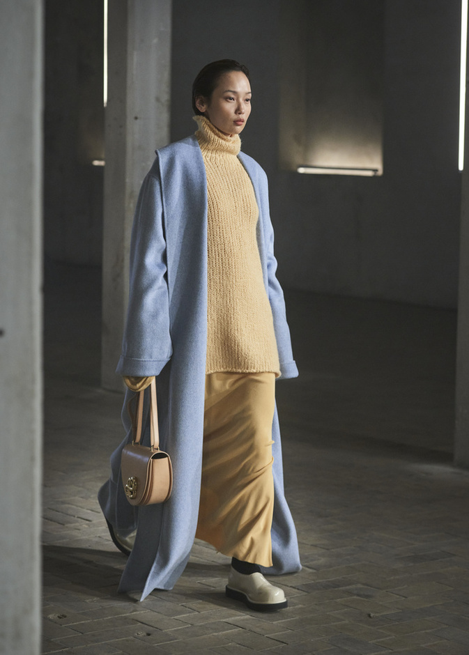 إطلالة باللون الأزرق الداكن من Bouguessa