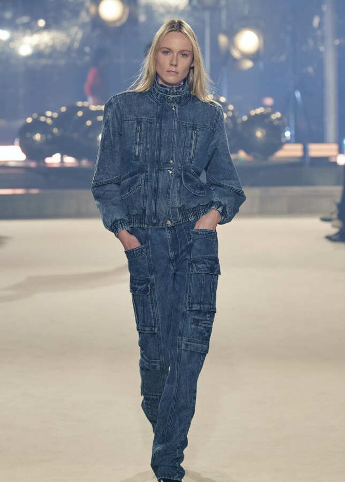 نسقي الجاكيت الجينز في إطلالاتك الخريفية لهذا الموسم للوك عصري على الموضة