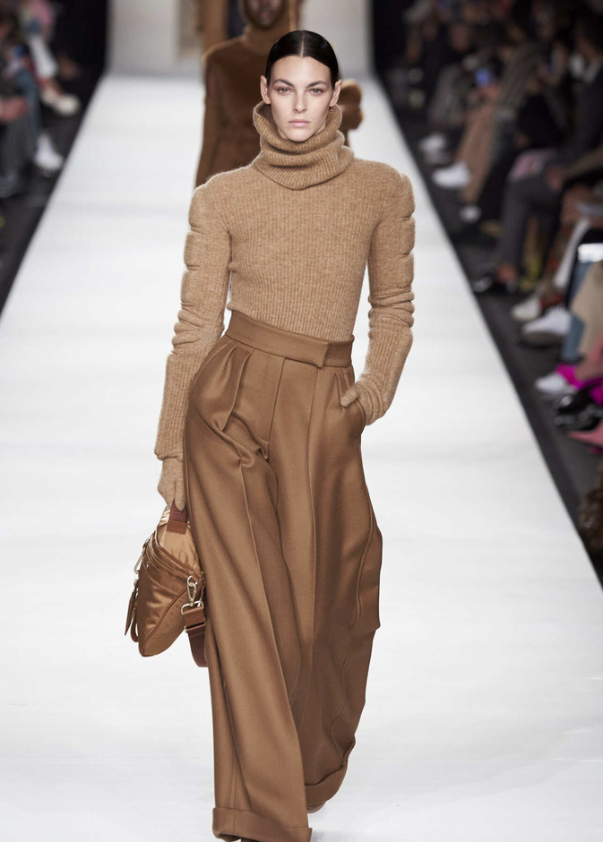 طرق تنسيق جوارب الشبك موضة هذا الموسم