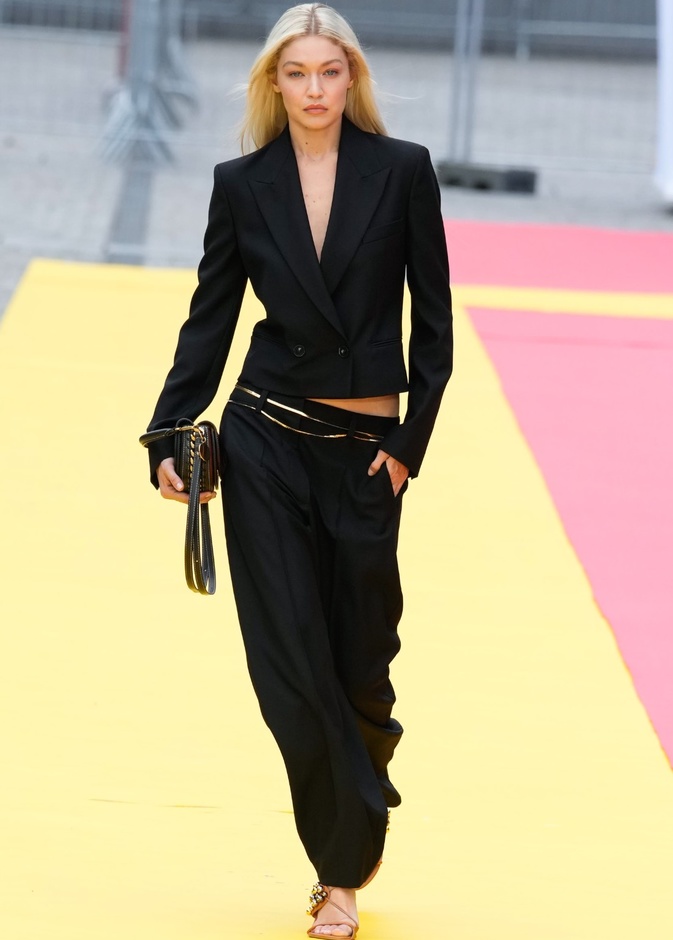 مجموعة Stella McCartney لربيع 2023 مستدامة بنسبة 87% و100% عصرية