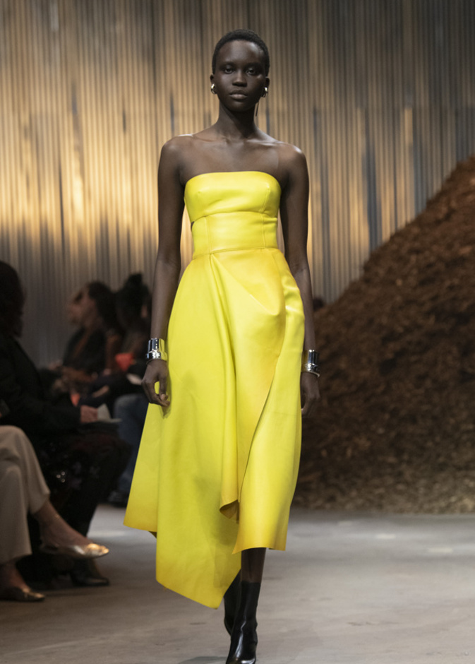 اللّون الأصفر صيحة لافتة لخريف 2022 من ALexander McQueen