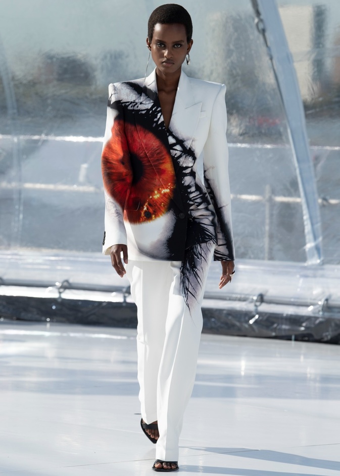 مجموعة Alexander McQueen لربيع وصيف 2023 تجمع التصاميم القوية مع الرسالة الإنسانية