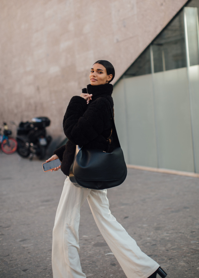 تنسيق السروال الأبيض مع بلوزة باللّون الأسود بأسلوب Street style