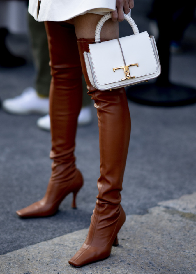 الحقائب البيضاء صيحة خريف 2022-2023 من إطلالات Street style