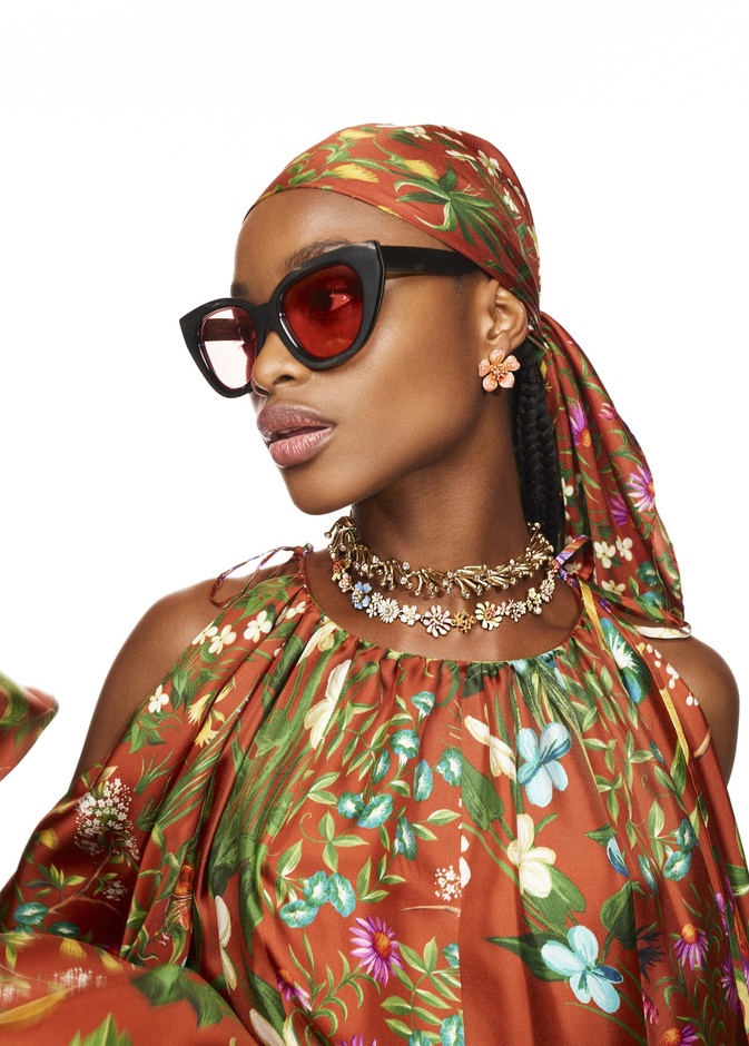 صيحة النظارات الشمسية الحمراء