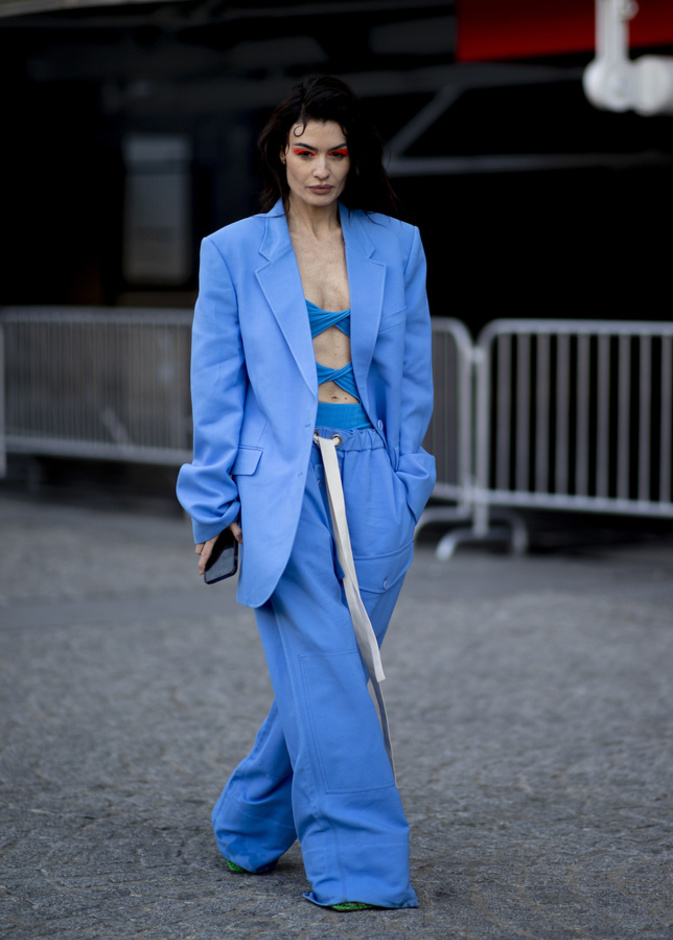 إطلالة لافتة بأسلوب المونوكروم باللّون الأزرق من Street style