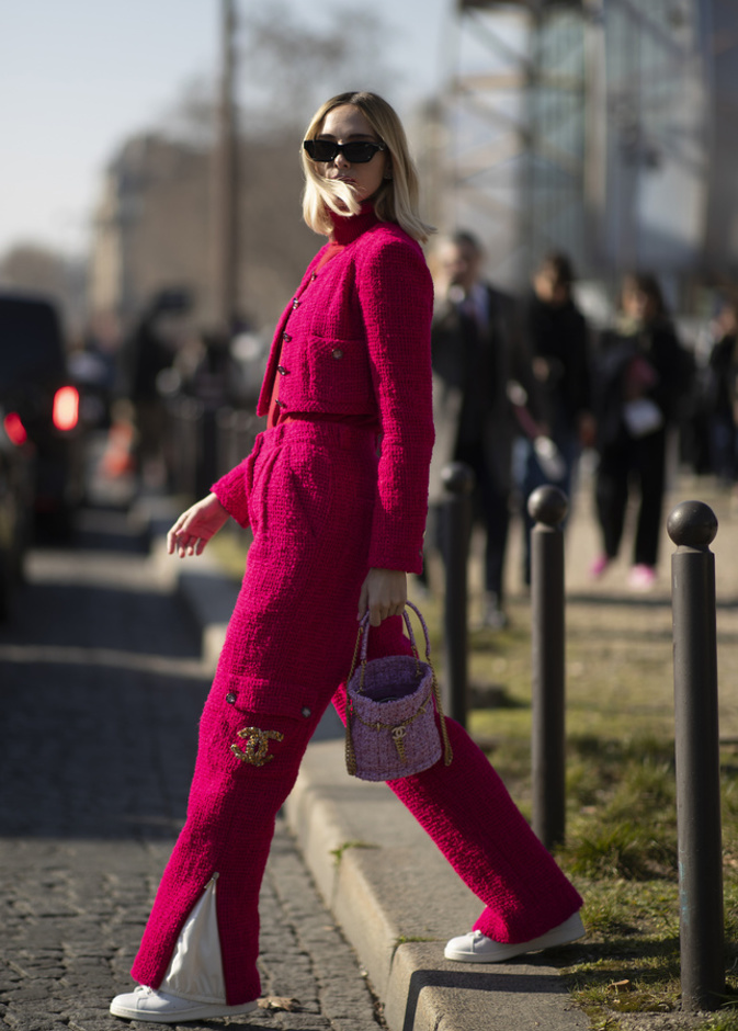 إطلالة لافتة باللّون الوردي بتنسيق لافت بأسلوب Street style