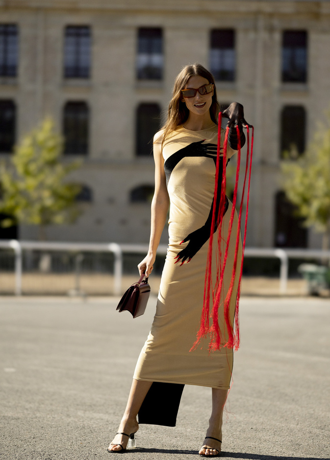 التصاميم العصرية والقصات الكاجوال عنوان أناقة الشارع في أسبوع الموضة في باريس