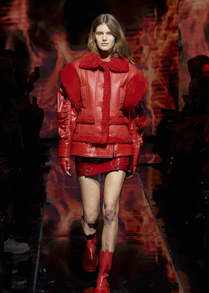 لوك أحمر لافت وجريء بتنسيق مميّز من Philipp Plein