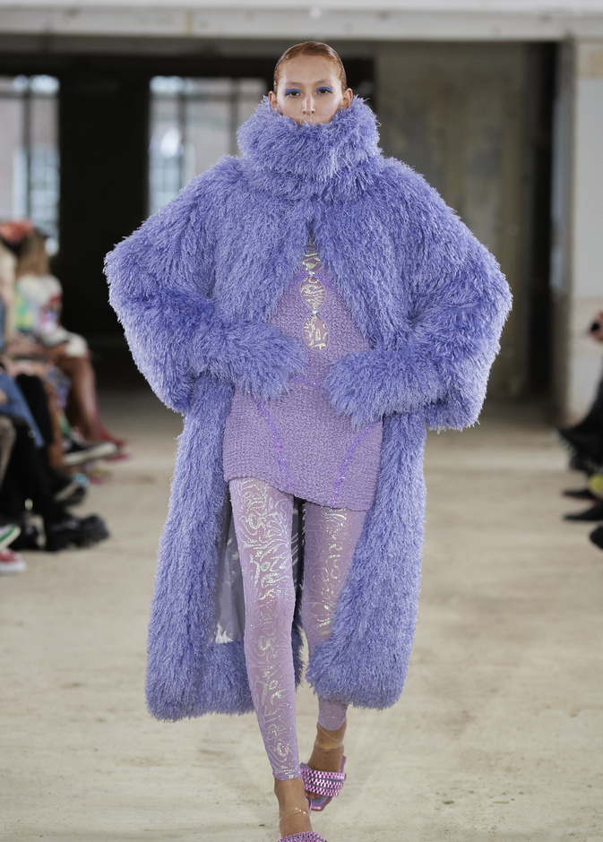 طرق اختيار معاطف الفرو الملونة ـحدث صيحات خريف وشتاء 2022-2023 وكيفية تنسيقها