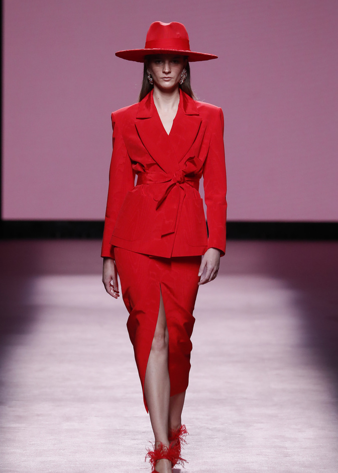 طرق تنسيق التنورة الحمراء لإطلالة أنيقة في خريف وشتاء 2022-2023