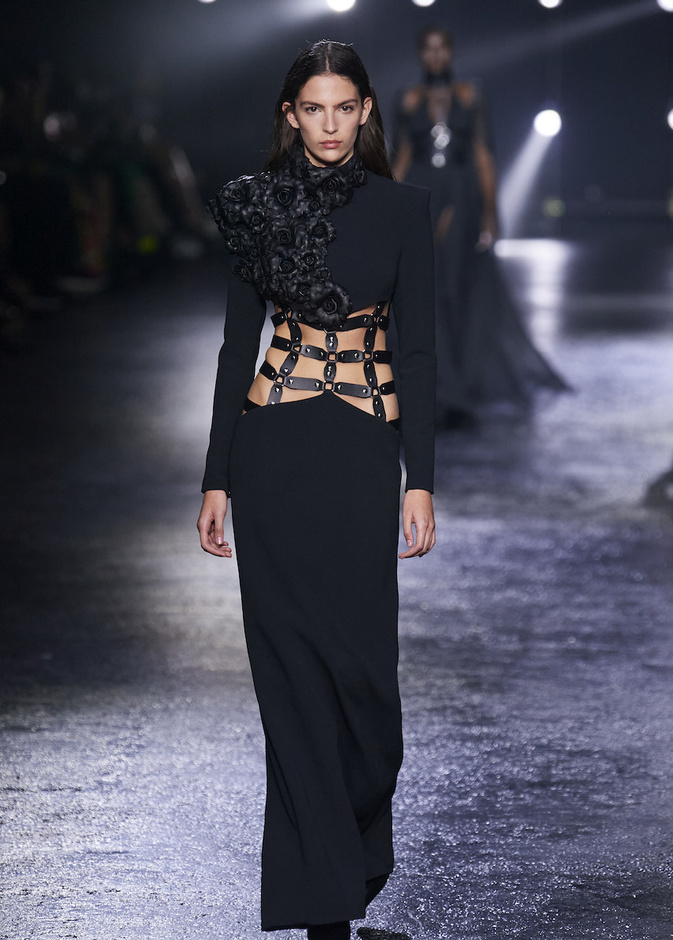 هل تجرئين على اعتماد هذه الفساتين السوداء الغريبة من مجموعات خريف 2023