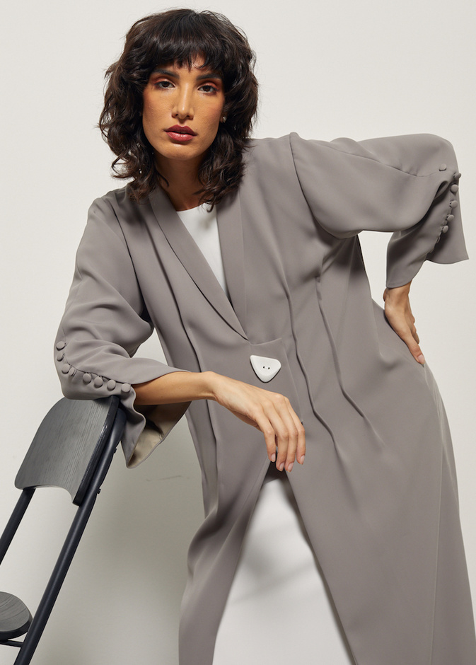 أناقة عصريّة وشبابية بعباية باللون الرمادي من تصميم عبايات WA Dubai