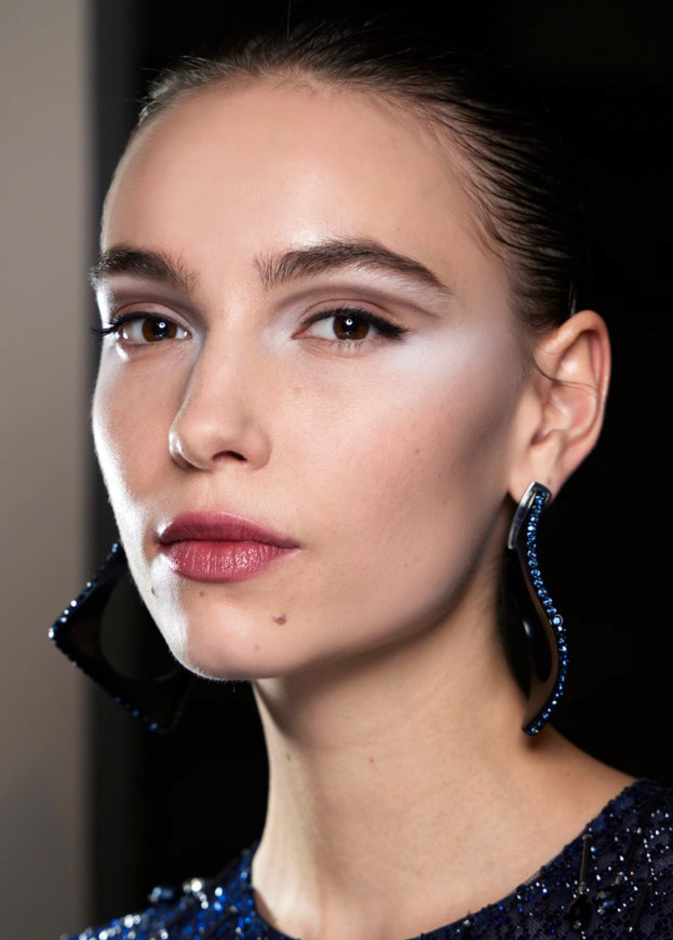 صيحات جمالية ملهمة من خشبات العرض للتألق في موسم خريف 2022