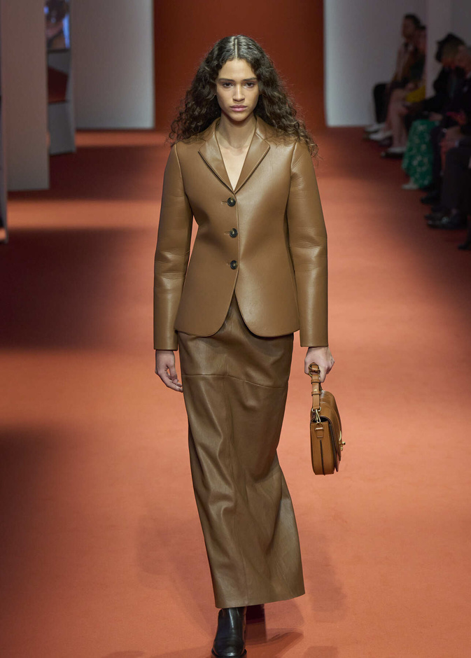 تنانير باللون البني للصبايا المحجبات لإطلالة مميزة في خريف 2022