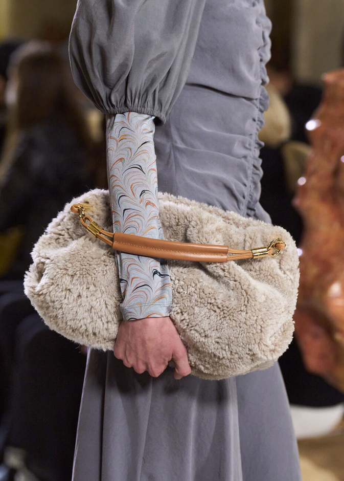 أجمل موديلات حقائب الفرو الإختيار الأساسي في شتاء 2023