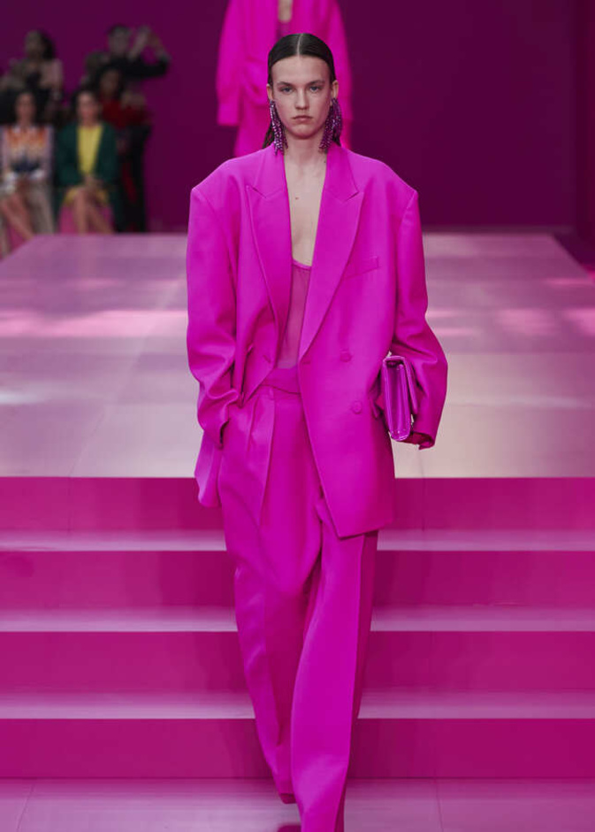 بدلة لافتة واسعة التصميم باللّون الوردي الرائع من Valentino