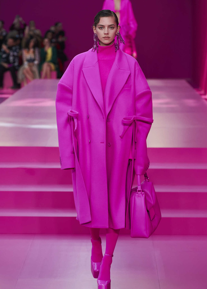 ألوان معاطف جريئة لجعل أناقتك محط أنظار الجميع في شتاء 2023