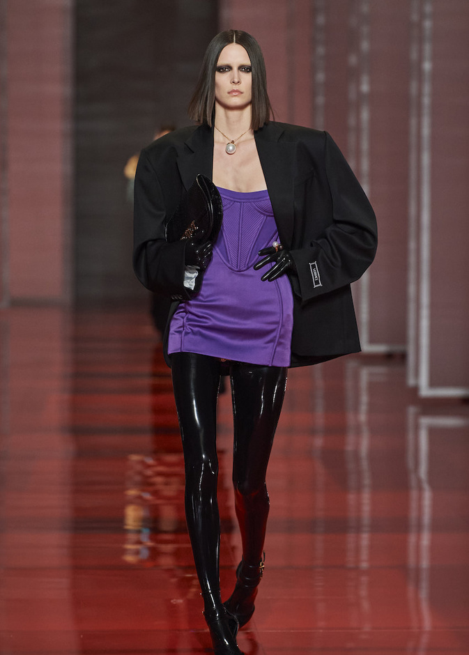 15 اطلالة من عروض خريف 2023 تهمك أجمل تنسيقات باللون البنفسجي 