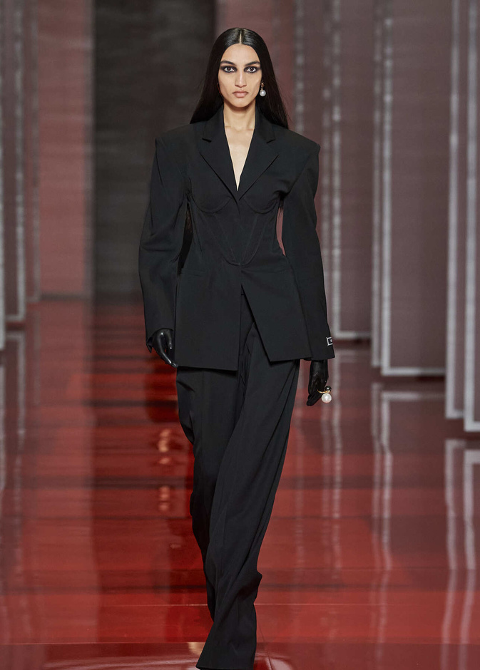 البدلة النسائية السوداء أناقة لا غنى عنها في خريف وشتاء 2022-2023