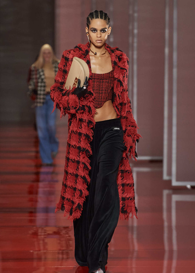 الكروب توب صيحة خريف 2022-2023 بأسلوب Versace المميّز