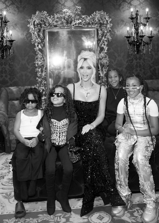 كيم كارداشيان مع أبنائها