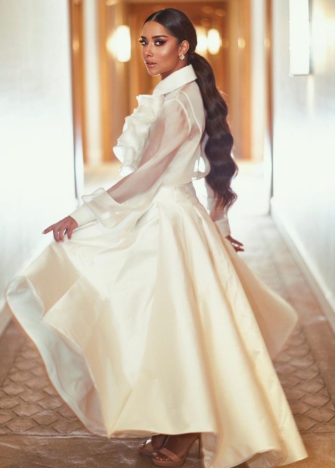 بلقيس بإطلالة بيضاء ناعمة