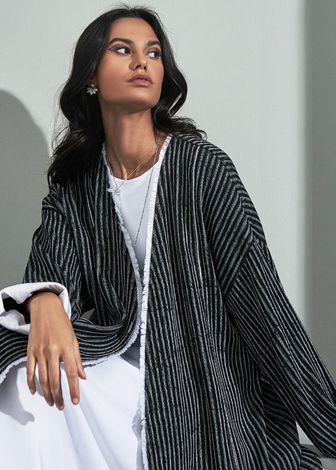 الخطوط الرفيعة بعباية شبابية باللونين الأبيض والأسود من Blanc 8.3