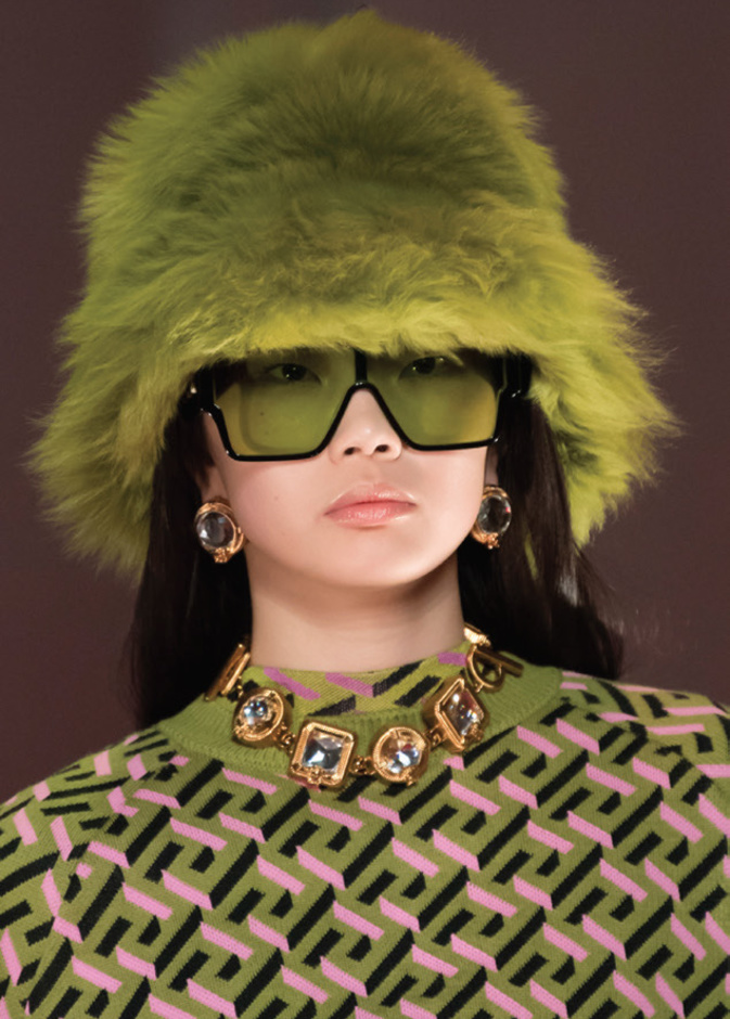 استعدّي لأبرز صيحات قبعات وحقائب الفرو من عروض أزياء خريف وشتاء 2022