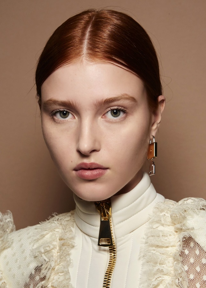 فوائد الزيوت الطبيعية للبشرة والطريقة الصحيحة لاستخدامها