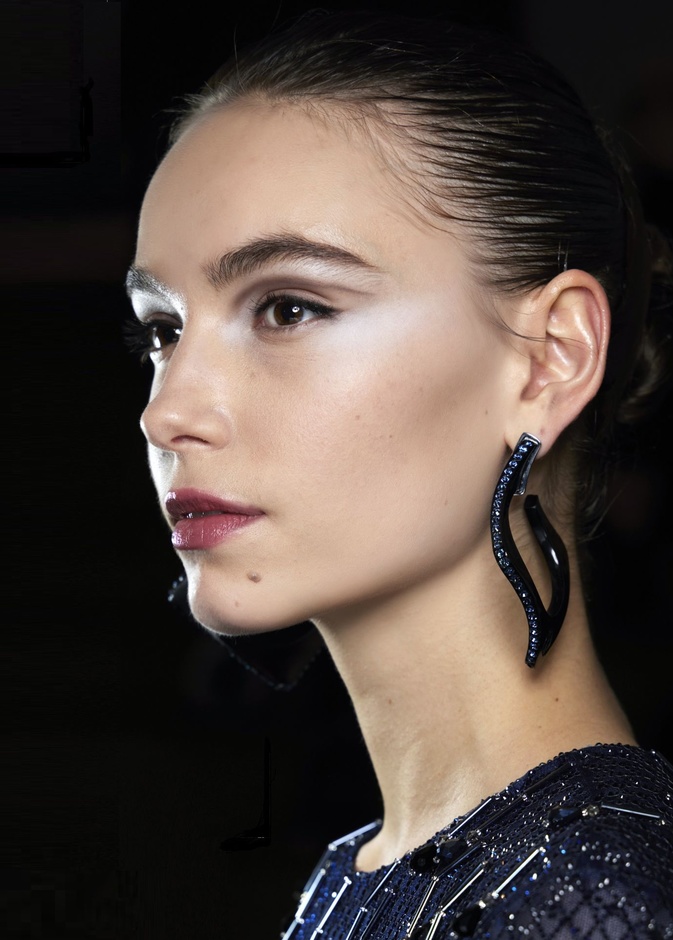 طريقة تطبيق الآيلاينر الجريء باستخدام ظلال العيون