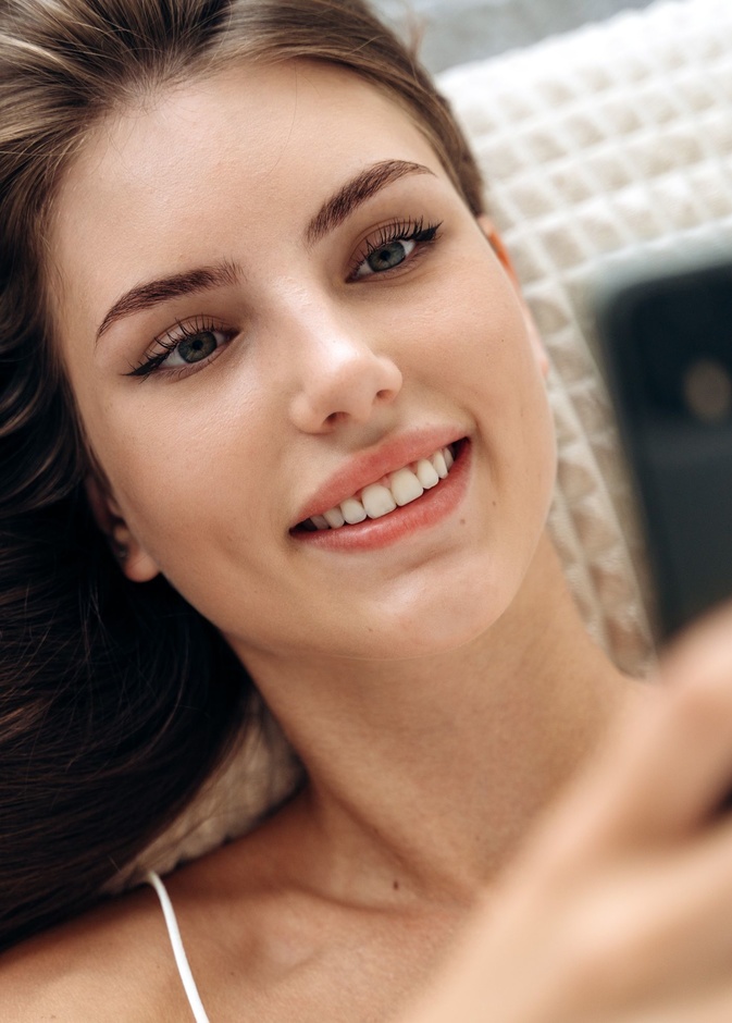 طرق طبيعية لتبييض الأسنان وزيادة جاذبية المرأة