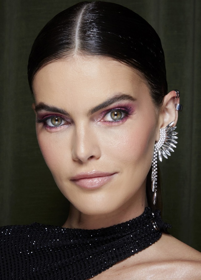 مكياج عيون دخاني باللون الوردي بالخطوات لشهر التوعية بسرطان الثدي