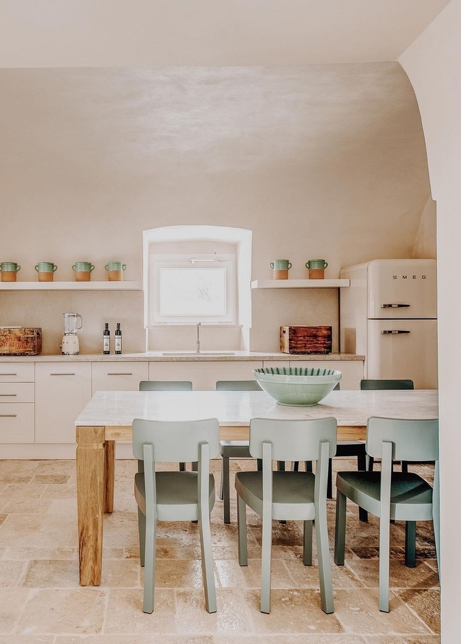 أرضية الحجر الطبيعية في ديكور مطبخ ريفي مودرن