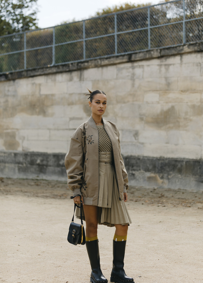 أفكار جديدة لتنسيق التنورة البليسيه في الاطلالات الخريفية 