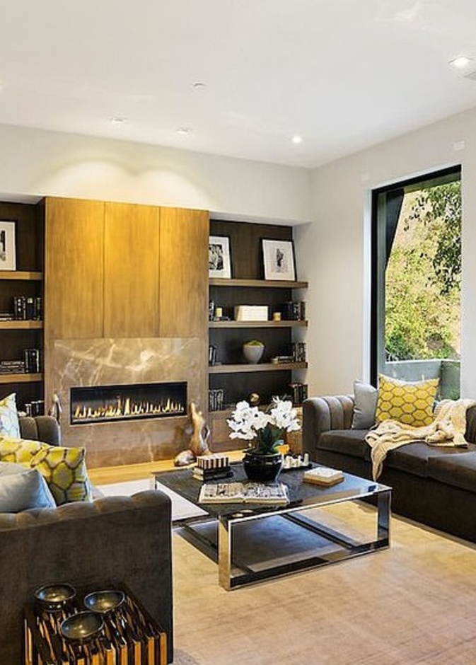 إحدى غرف الجلوس بالمنزل المزينة بأعمال فنية ملونة ومناظر خلابة