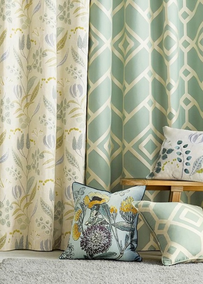 اختاري الشتائر ذات النقوشات المتنوعة لغرفة المعيشة المحايدة في ألوان الجدران والأثاث